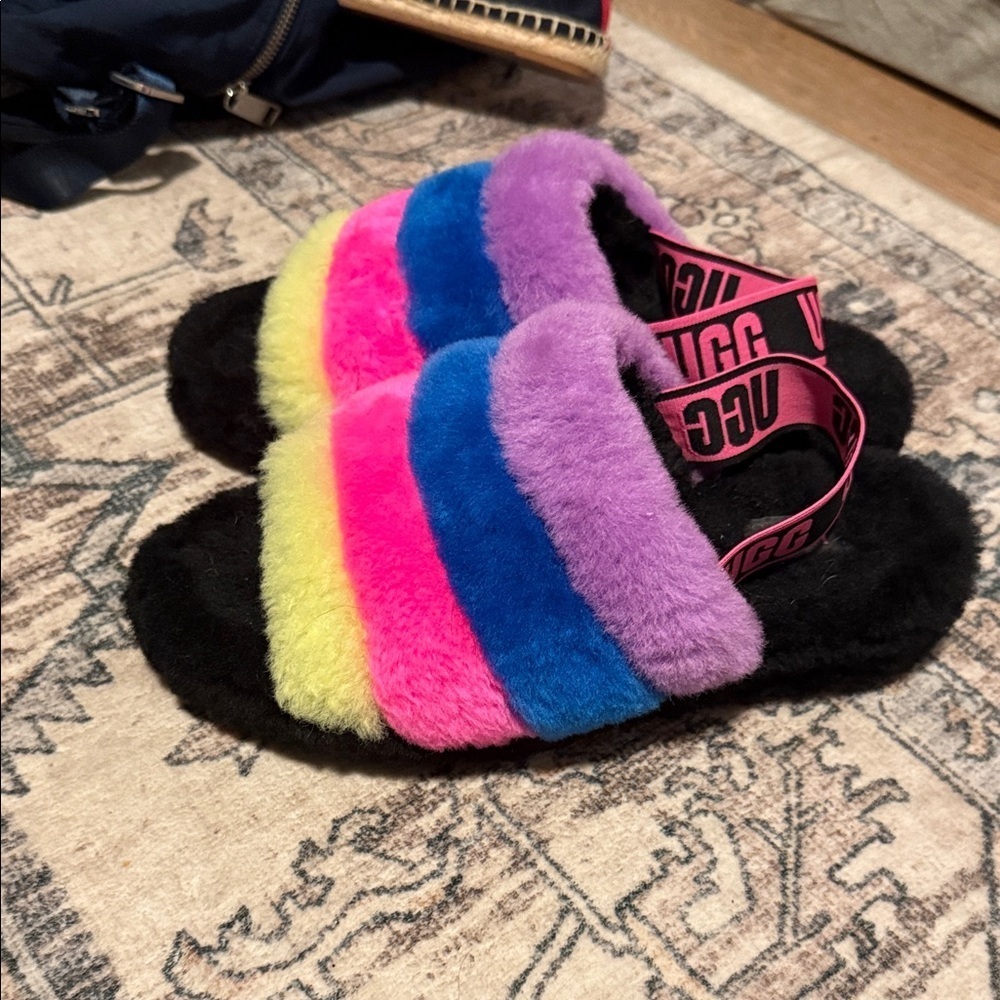 Ugh women’s fluffy strappy slippers size 8